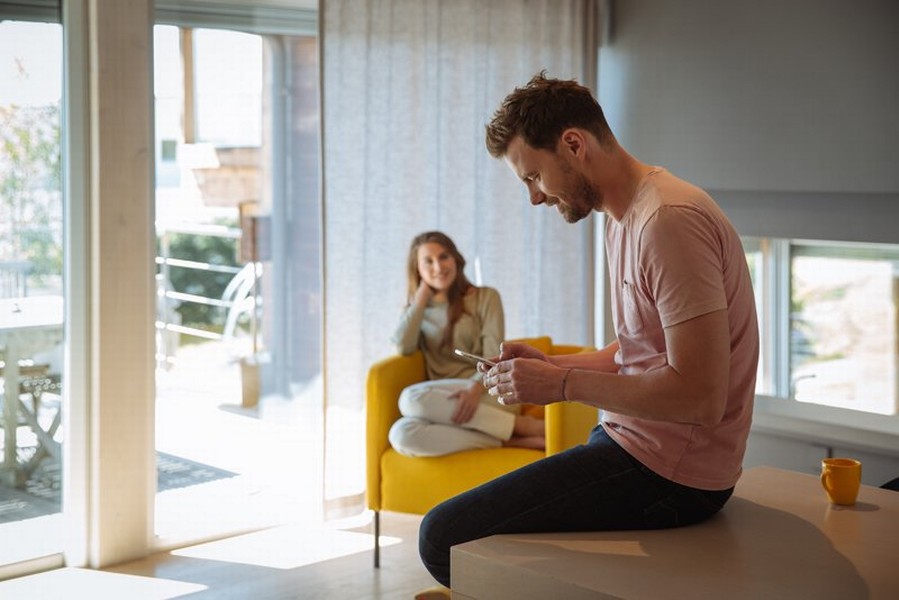 Commander le logement connecté à la voix avec les assistants