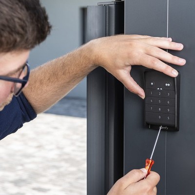 somfy-man-installing-keypad-gate