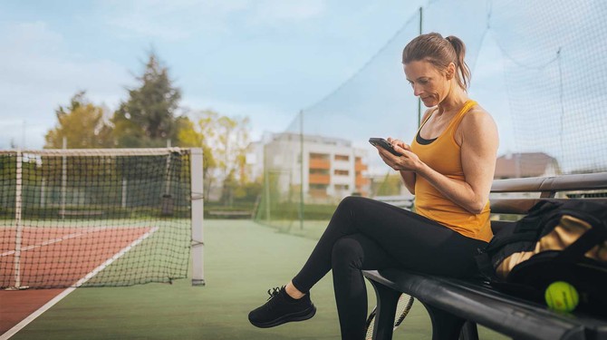 lady doing sport and holding a smartphone